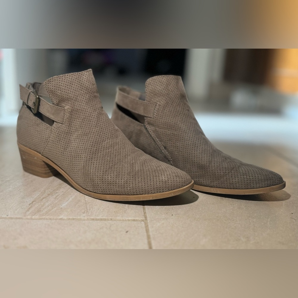 DV by Dolce Vita Women’s Sam Ankle boot size 11 Taupe Brown